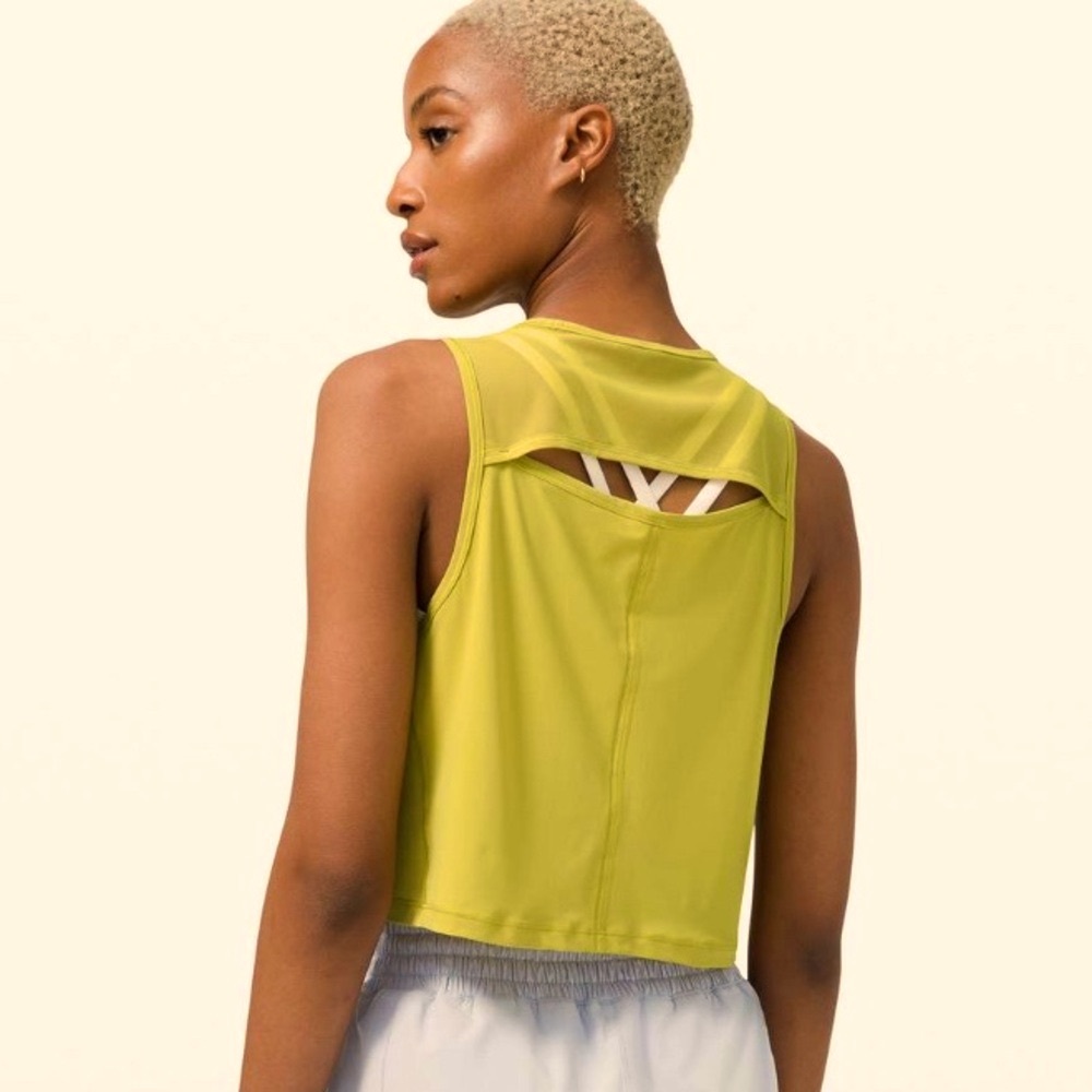 Lululemon Athletica Sculpt Muscle Tee Cropped in Yellow Pear